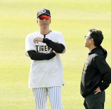 山下チーフトレーナー（右）と話をする藤川監督（撮影・田中太一）