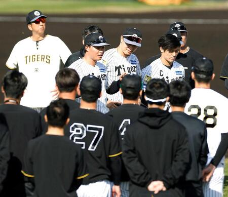 　練習前、ナインにあいさつをする（中央左から）森下、佐藤輝、坂本。左奥は藤川監督（撮影・西田忠信）