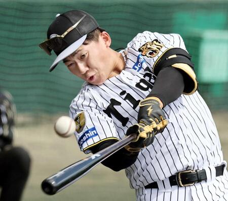 　初の屋外ロングティーを行う立石（撮影・田中太一）