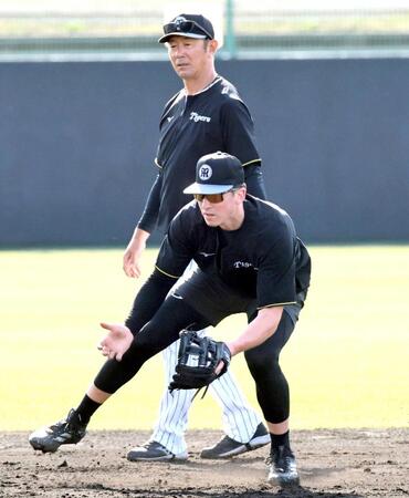 　田中コーチ（奥）に指導されながら早出特守をするディベイニー（撮影・田中太一）