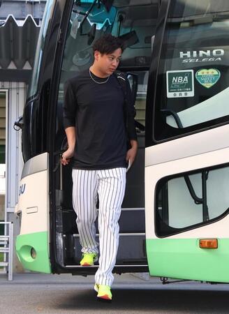 宜野座に到着した大竹（撮影・西田忠信）