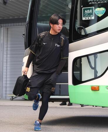 宜野座に到着した高橋（撮影・西田忠信）