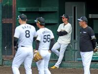 ベンチ前で投内連係をするナインの動きを見守る藤川監督（撮影・立川洋一郎）