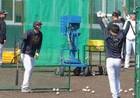 森下（右）とのバント練習で笑顔を見せる佐藤輝（撮影・立川洋一郎）