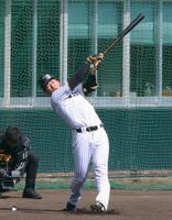 ロングティーをして打ち込む立石（撮影・立川洋一郎）