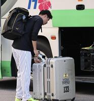 球場入りする大竹（撮影・田中太一）