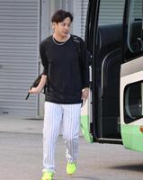 球場入りする大竹（撮影・田中太一）