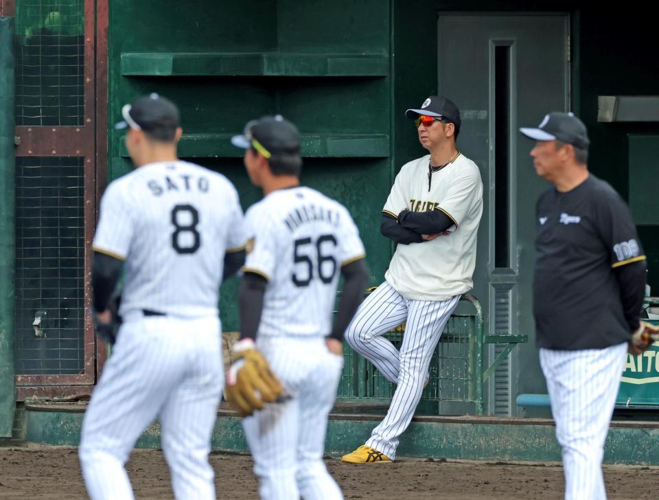 ベンチ前で投内連係をするナインの動きを見守る藤川監督（撮影・立川洋一郎）