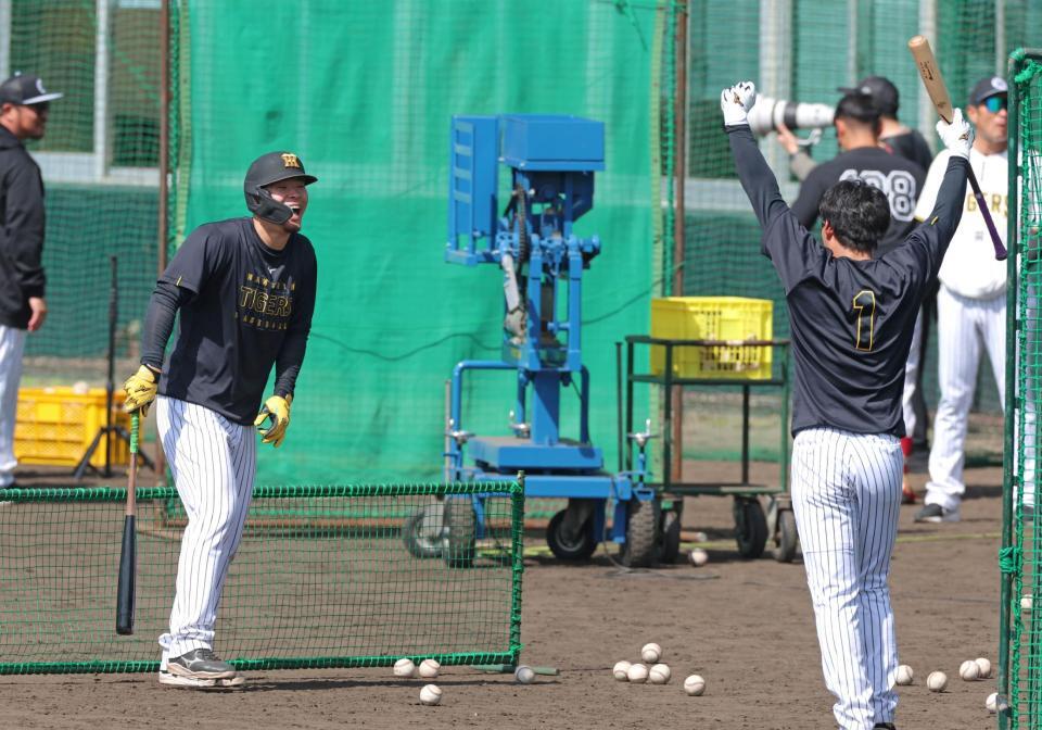森下（右）とのバント練習で笑顔を見せる佐藤輝（撮影・立川洋一郎）