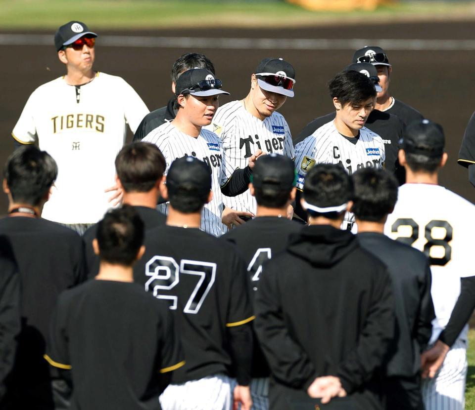 　練習前、ナインにあいさつをする（中央左から）森下、佐藤輝、坂本。左奥は藤川監督（撮影・西田忠信）