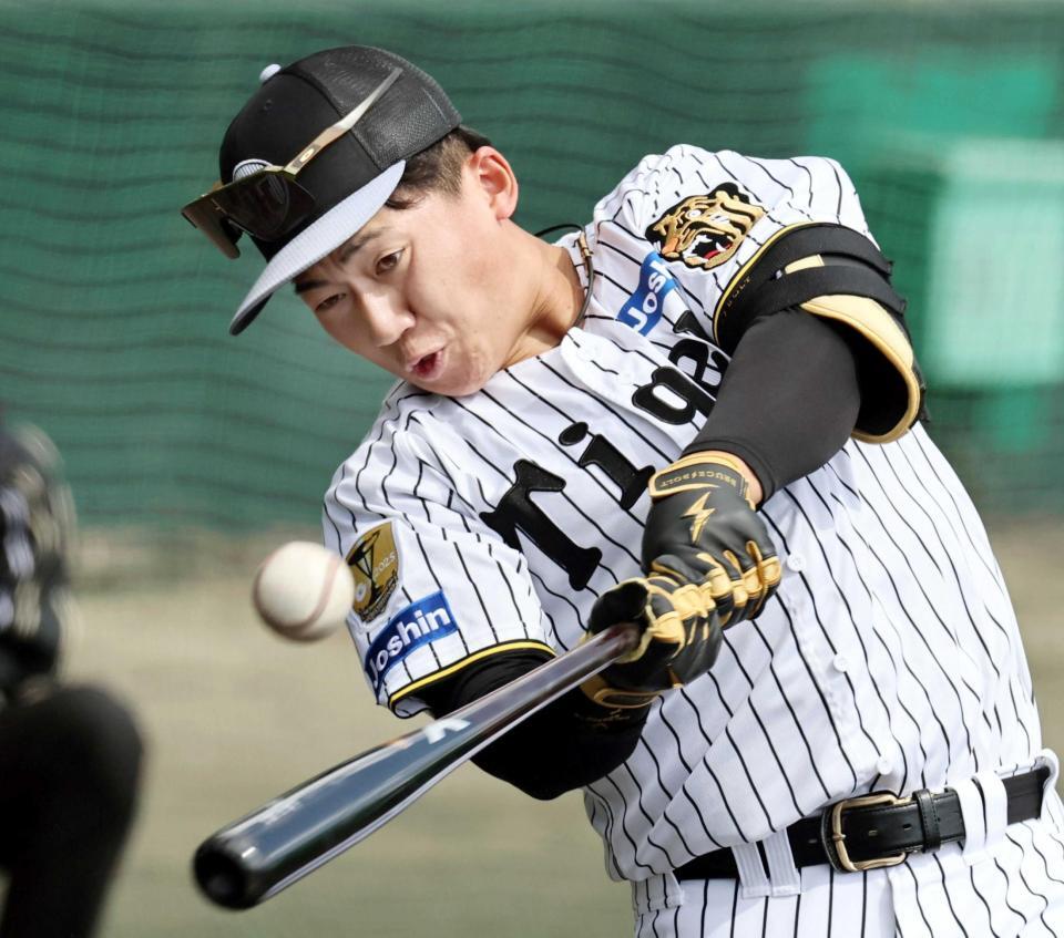 　初の屋外ロングティーを行う立石（撮影・田中太一）