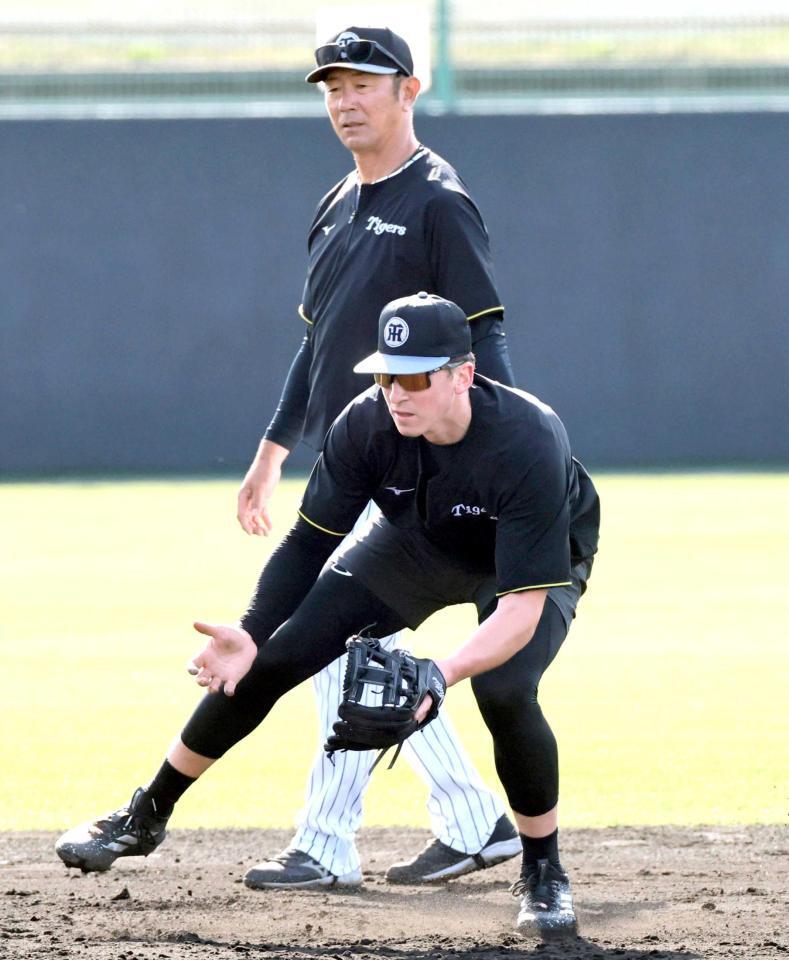 　田中コーチ（奥）に指導されながら早出特守をするディベイニー（撮影・田中太一）