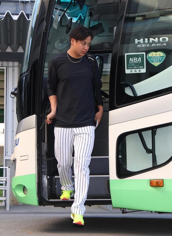 宜野座に到着した大竹（撮影・西田忠信）