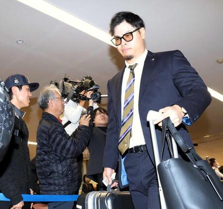 　宮崎入りした佐藤輝（撮影・伊藤笙子）