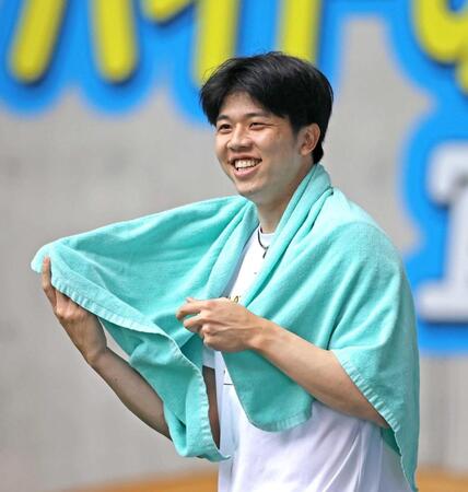 　練習の合間に笑顔を見せる才木（撮影・立川洋一郎）