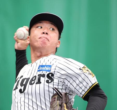 ブルペンで投げ込む村上（撮影・西田忠信）