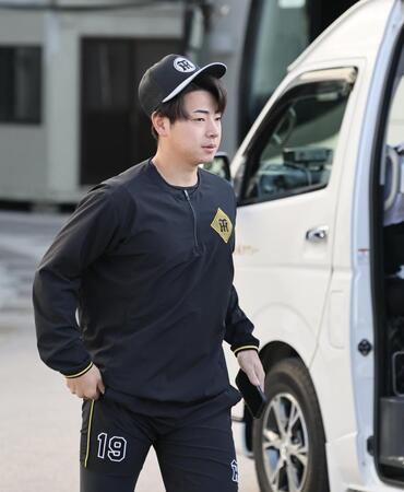 球場入りする下村（撮影・田中太一）