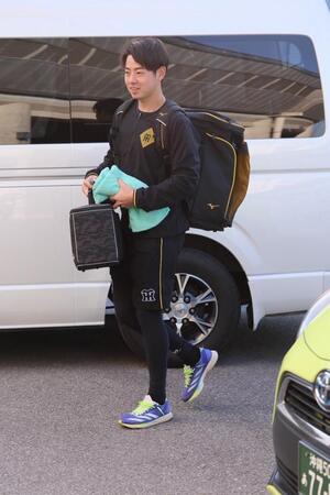 宜野座に到着した下村（撮影・立川洋一郎）