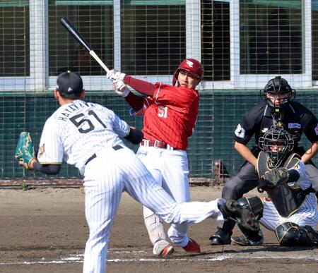 ６回、右翼スタンドへ３ランを放つ小郷（撮影・立川洋一郎）