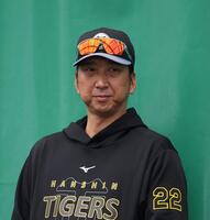 ブルペンを視察する藤川監督（撮影・西田忠信）