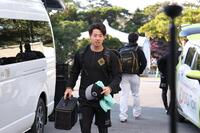 球場入りする阪神・下村海翔＝宜野座（撮影・西田忠信）