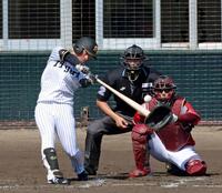 ４回、左前打を放つ近本（撮影・立川洋一郎）