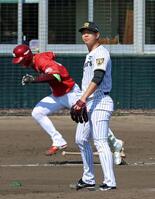 ４回、吉野を一飛に打ち取る畠（撮影・立川洋一郎）