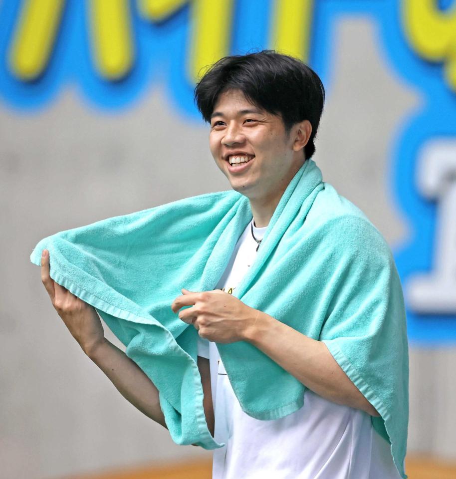 　練習の合間に笑顔を見せる才木（撮影・立川洋一郎）