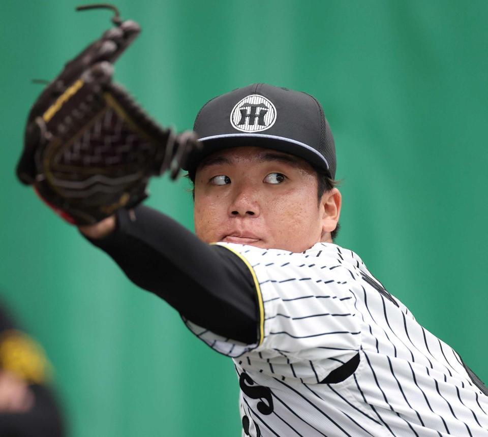 　ブルペンで投げ込む村上（撮影・西田忠信）