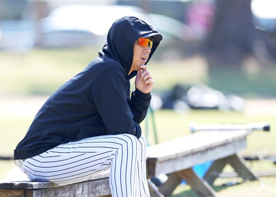 　ベンチに腰かけて投手陣のキャッチボールを見る藤川監督