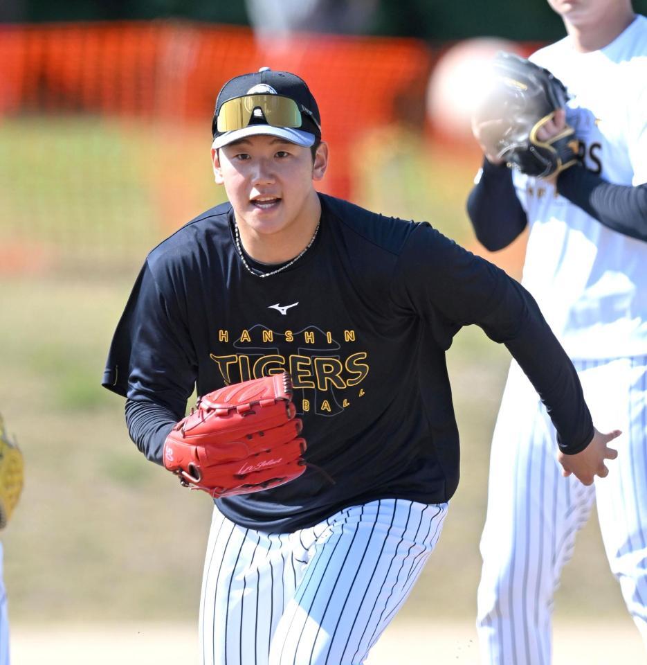 守備練習で軽快な動きを見せる門別（撮影・飯室逸平）