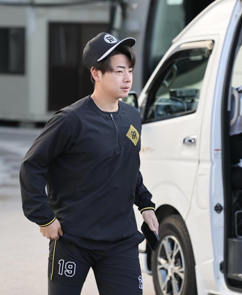 球場入りする下村（撮影・田中太一）