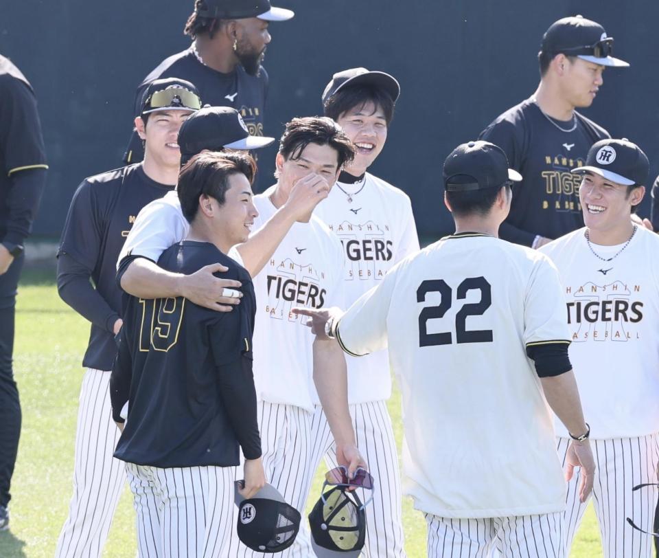 藤川監督に声をかけられる下村（左）＝撮影・田中太一