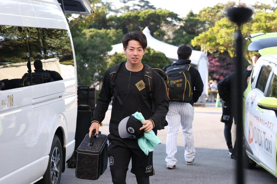 球場入りする阪神・下村海翔＝宜野座（撮影・西田忠信）