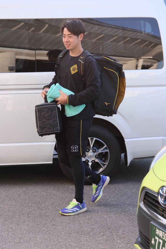 宜野座に到着した下村（撮影・立川洋一郎）