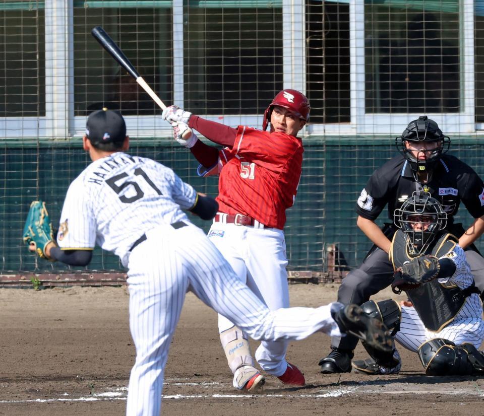 ６回、右翼スタンドへ３ランを放つ小郷（撮影・立川洋一郎）