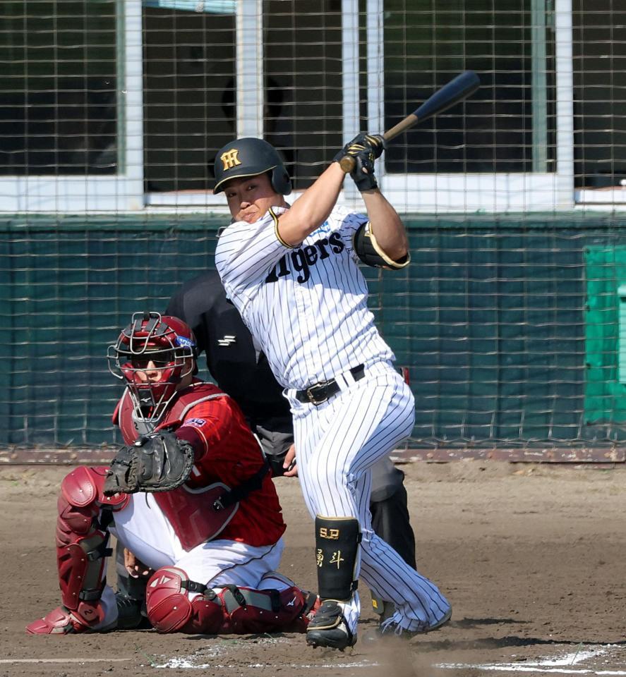 ５回、左前へ先制適時打を放つ中川（撮影・立川洋一郎）