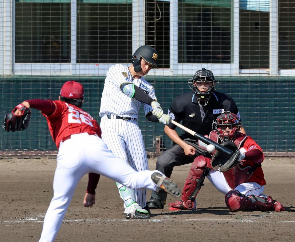 ５回、右前へ適時打を放つ高寺（撮影・立川洋一郎）