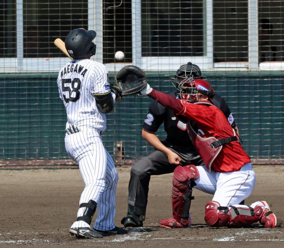 ３回、死球を受ける前川（撮影・立川洋一郎）