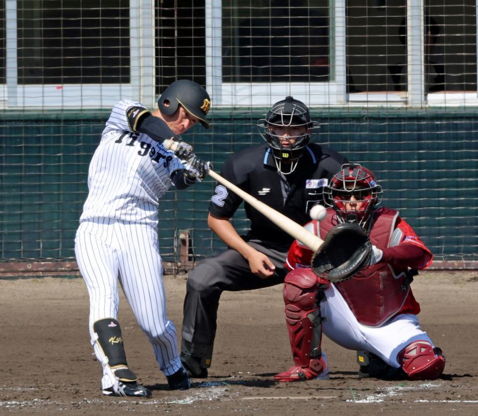 ４回、左前打を放つ近本（撮影・立川洋一郎）