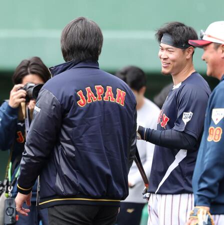 松井秀喜氏（左）と談笑する佐藤輝（撮影・伊藤笙子）