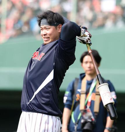 バットを振り回す佐藤輝（撮影・伊藤笙子）