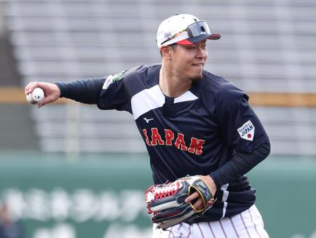 サードの守備練習をする佐藤輝（撮影・伊藤笙子）