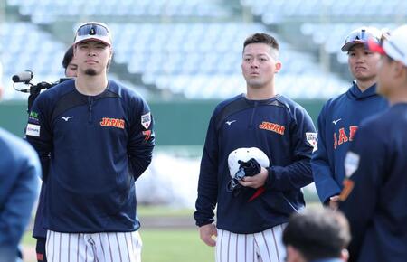 松井秀喜氏の訓示を聞く（左から）佐藤輝、牧、森下（撮影・伊藤笙子）