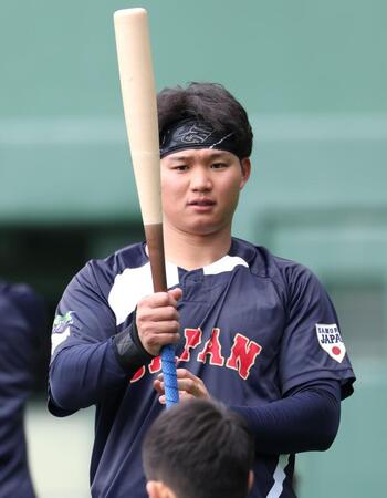 バットを見つめる森下（撮影・伊藤笙子）