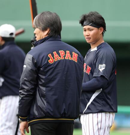 松井秀喜氏（手前）の話を聞く森下（撮影・伊藤笙子）