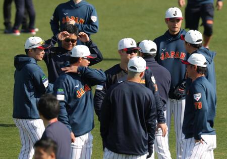 ダルビッシュ有とピッチコムについてアドバイスを受けた坂本、中村悠ら（撮影・金田祐二）