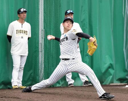 　藤川監督（左）が視察するブルペンで投げ込む下村（撮影・西田忠信）