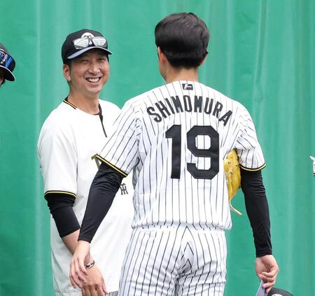 ブルペン投球を終えた下村（手前）に笑顔で声をかける藤川監督（撮影・西田忠信）