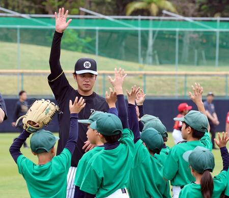 野球教室で子どもたちとふれあう高橋（撮影・山口登）